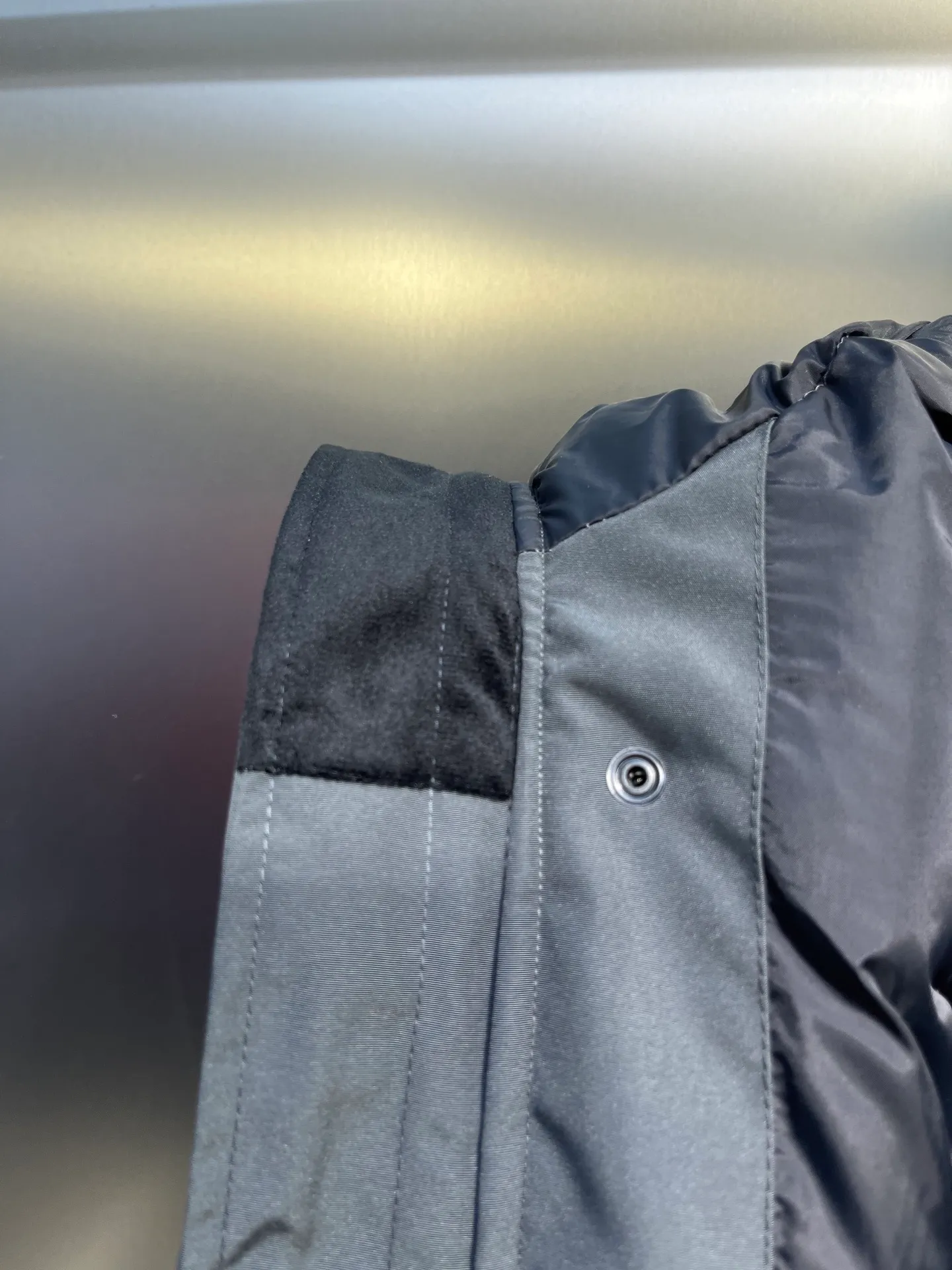 P720 high-end version (new version of Big Goose 01) Canada Goose Canada Goose #Chilliwack 7999M bomber jacket short down jacket/01 model #Men and Women Same Style# ➖ Genuine synchronous anti-counterfeiting chip sensor! ➖ Imported 21S polyester-cotton blended original fabric [last year’s 16S/18S hard fabrics have been completely eliminated, this year all use 21S genuine synchronous fabrics, the soft mid-strap feels delicate and textured], genuine synchronous Feather-Light 10D waterproof coating fabric, made of 84.5 polyester fiber and 15.5 cotton, 100% the best feel in the entire network! ➖ The genuine official website is synchronized with the national standard 80 white duck down, you can check the official website customer service, there will never be a series of misleading claims such as 90 down or goose down! ➖ Using the best nylon lining with double double-layer sealing design, velvet-proof No. 7 needle + grid-filled down ready-made garments, there is 100% no so-called velvet running! ➖ The cuffs are designed with thickened seamless threads, and the collar and pockets are lined with top-quality polar fleece to keep you warm and comfortable! ➖ Yoshida YKK provides original custom-made electroplated sliders. YKK two-way lockable zippers are tight and smooth and will not peel off paint! ➖ 3M composite guarantees that the Velcro is the same as the original, durable, and all accessories and hardware are custom-made! ➖ Imported BEHRINGER embroidery machine to customize the 10,000-needle embroidery logo, 98% of which can be reproduced to restore the original logo. You can check and compare on the official website! ➖ The fur collars are all made of large pieces of Western Canadian blue wolf hide, ensuring that each fur collar is 13-15cm wide!   Size:XS-XXL